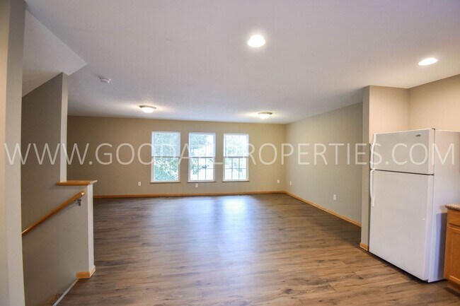 Building Photo - 2 bedroom 2.5 bath Townhome in Urbandale with attached garage!