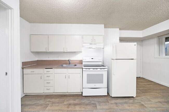 Foto del edificio - FIRST MONTHS RENT FREE! 2 bedroom 1 bath!!