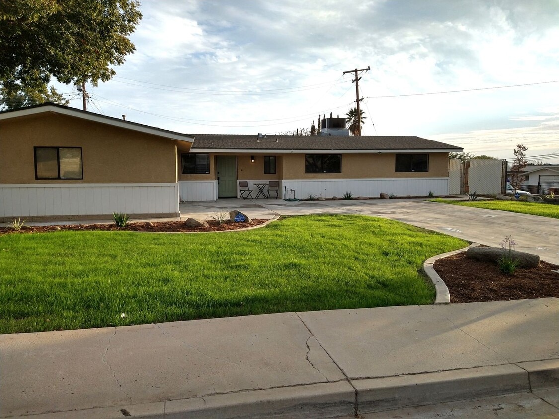Primary Photo - Large family home in Panorama area, near Bakersfield College!