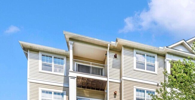 Building Photo - Top Floor 2+2, Walk up, no one above you, 1 res parking space