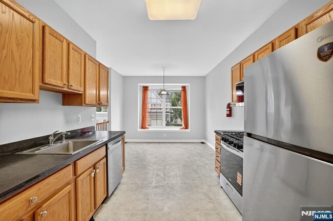 Building Photo - 535 Coventry Dr