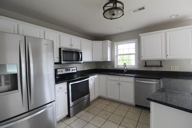 Building Photo - 3 Bedroom townhome with basement!
