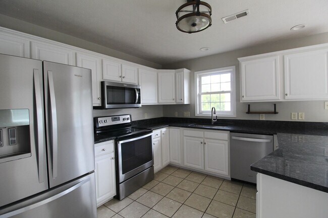 Foto del edificio - 3 Bedroom townhome with basement!