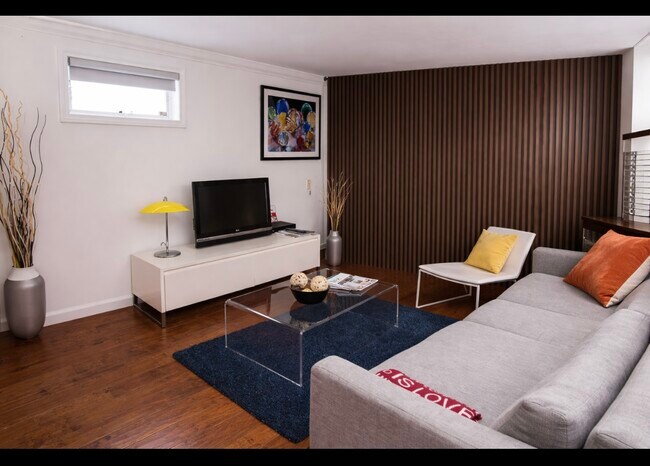 Comedor con TV - 8665 Clifton Way