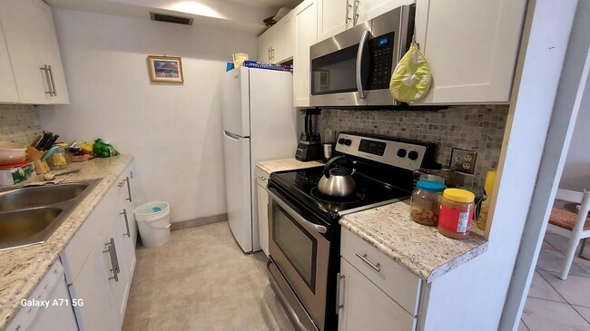 Building Photo - 3076 Cornwall D