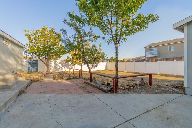 Foto del edificio - Cozy 3-Bedroom Home with Fully Fenced Backyard and Detached Garage!