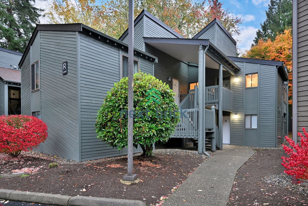 Primary Photo - Beautifully Spacious Top-Floor Condo in th...