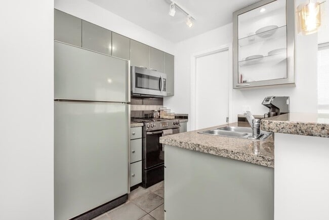 Building Photo - 1068 Hornby St