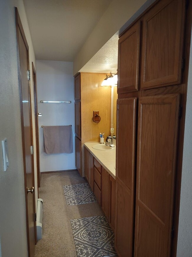 Building Photo - Spacious Downtown Townhome Available Now!