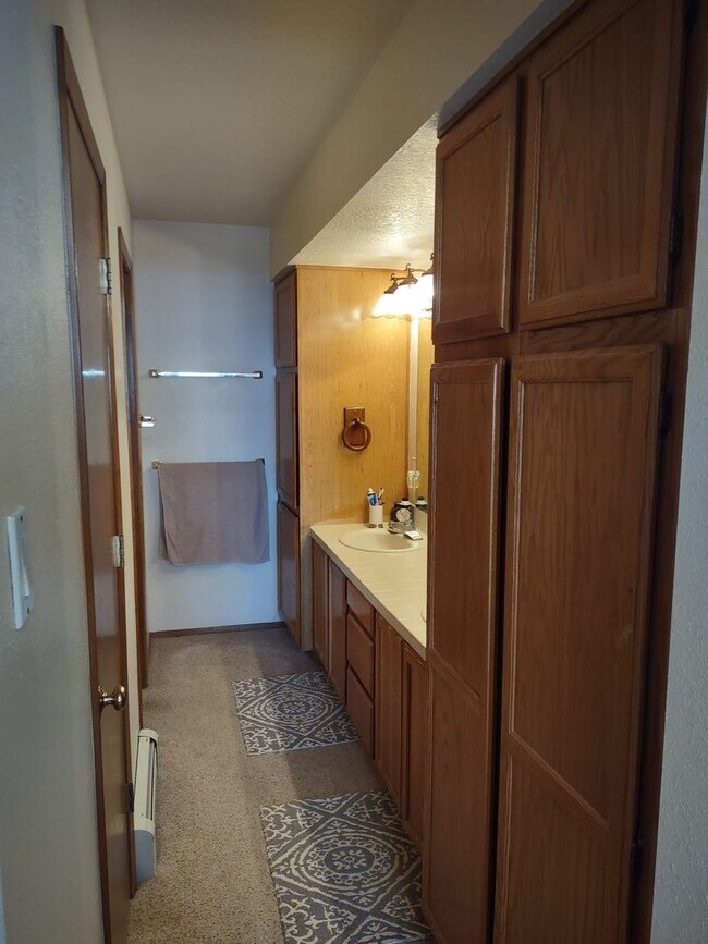 Foto del edificio - Spacious Downtown Townhome Available Now!