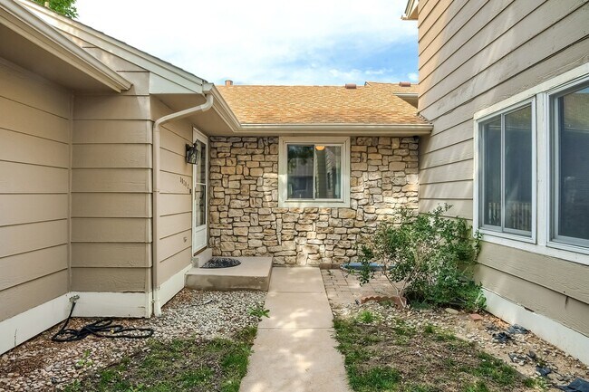 Building Photo - 4 Bedroom townhome in Aurora