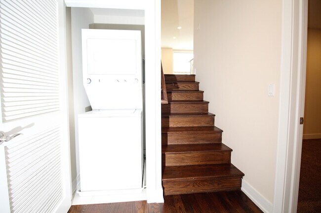 Foto del edificio - 3643 W Montrose Ave