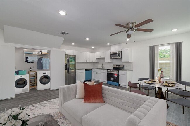 Foto del edificio - 7802 Crestview Dr