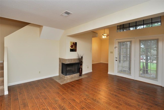 Foto del edificio - 16800 Sugar Pine Dr