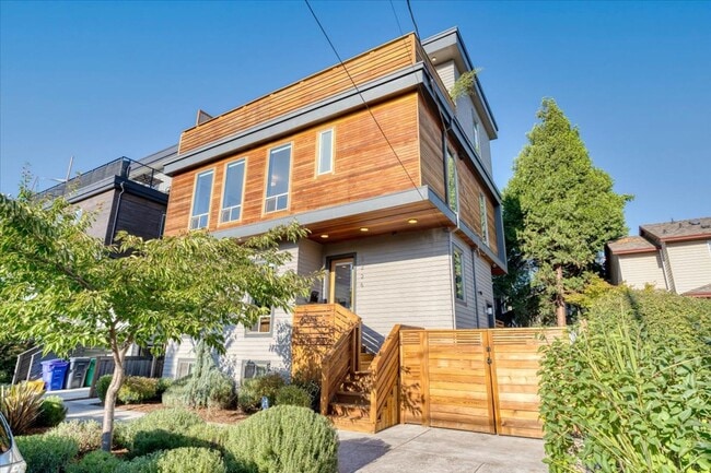 Foto del edificio - $500 off first month! Spacious, light-fill...