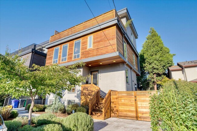 Foto del edificio - $500 off first month's rent! Spacious, light-filled 4-bdrm/3.5-bath home w/ roof deck