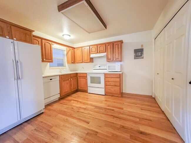 Foto del edificio - Partially Furnished 2 bedroom, 1 bathroom ...