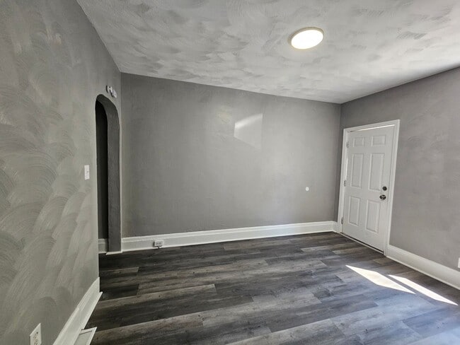 Building Photo - Newly updated 2 bedroom 1 bath apartment f...