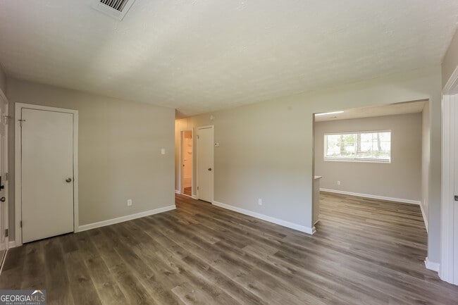 Foto del edificio - 8143 Huntington Dr