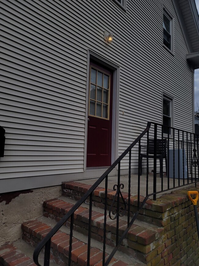 Foto del edificio - 651 Fall River Ave