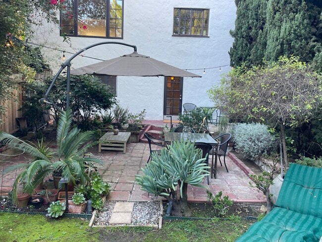 Building Photo - 2170 Vista del Mar St