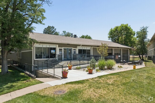 Oficina de arrendamiento y casa club - Bear Valley Village Apartments