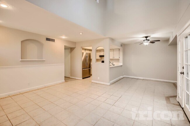 Foto del edificio - 2455 E Broadway Rd