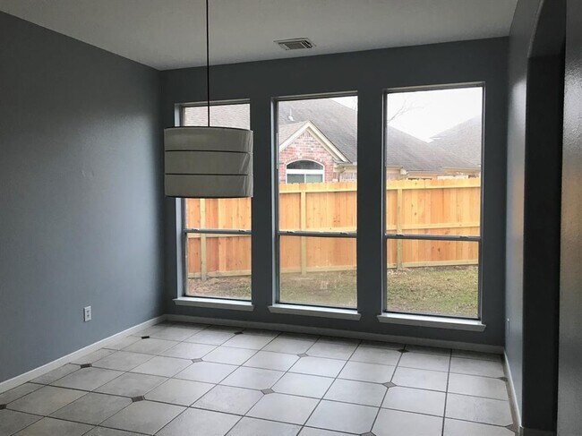 Building Photo - 16446 Sylvan Dale Dr