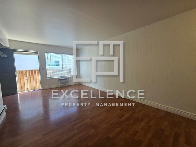 Building Photo - 2/1.5 Condo in 4plex, Granite Counters, LVT, 1 Car Garage, Community Pool and Laundry