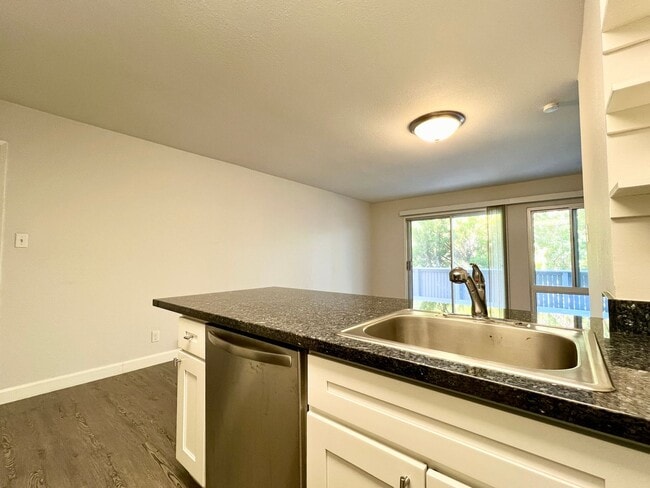 Building Photo - Renovated Pet-Friendly STUDIO with Full Ki...