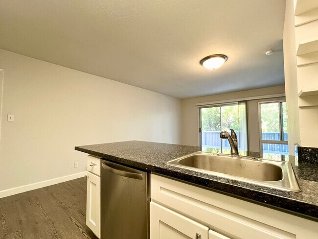 Foto del edificio - Renovated Pet-Friendly STUDIO with Full Ki...