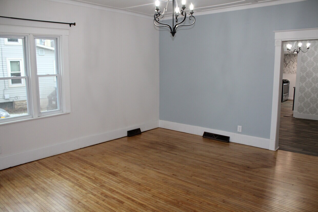Living room - 7 W Lawton St