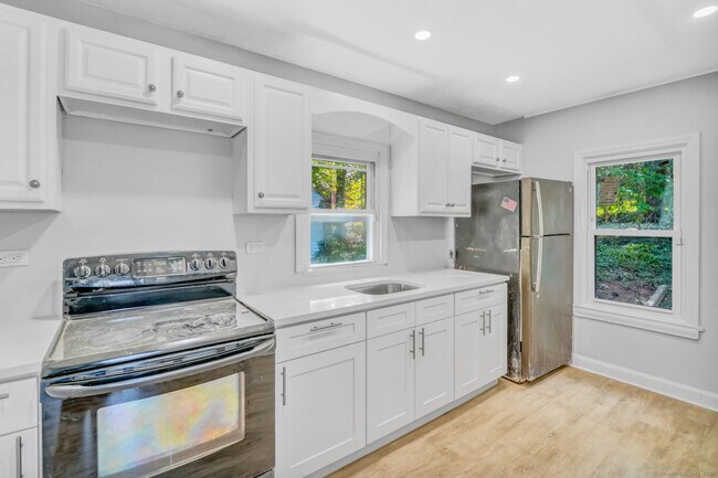 Building Photo - 43 Moorland Ave