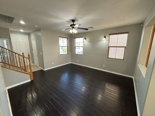 Foto del edificio - Beautiful 4Bed/3Bath/2Car home located between Summerlin/Providence area