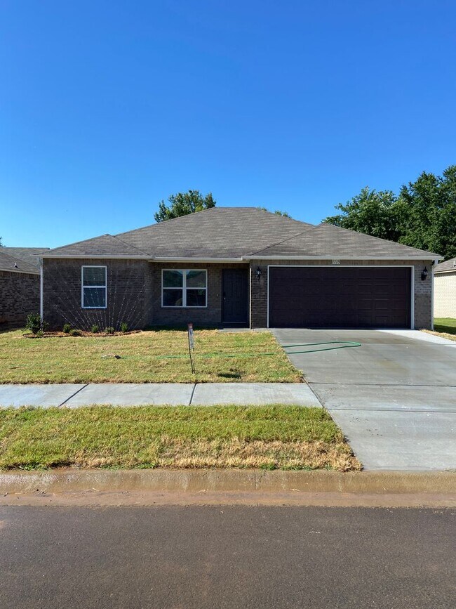 Building Photo - *Pre-leasing* Three Bedroom | Two Bath Hom...