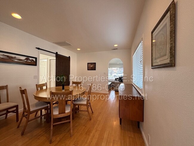 Foto del edificio - Downtown Roseville - 2 Bed, 1 Bath - Single Level Bungalow - Landscaping Included - Utilities Inc...