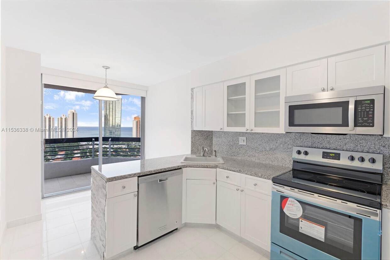 Foto principal - 19101 NE 36th Ct