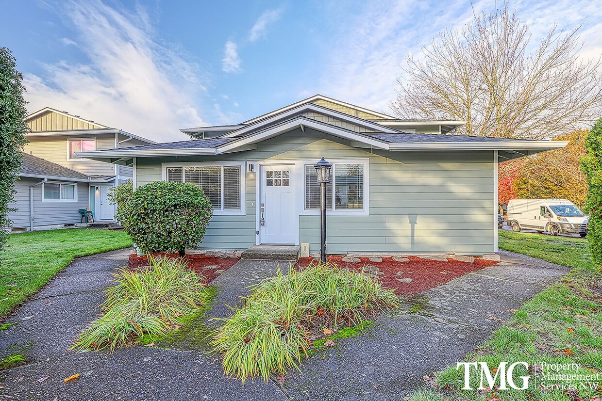 Foto principal - Great 2 Bed 1 Bath NE Gresham Condo - Wate...