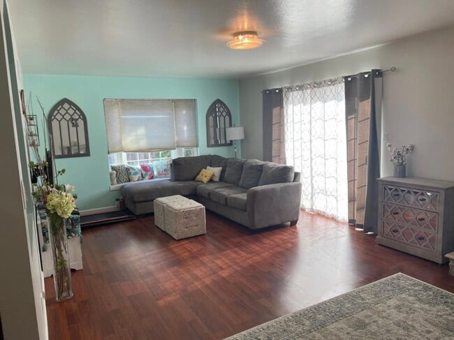 Un lado de la sala de estar - 2336 Aram Ave