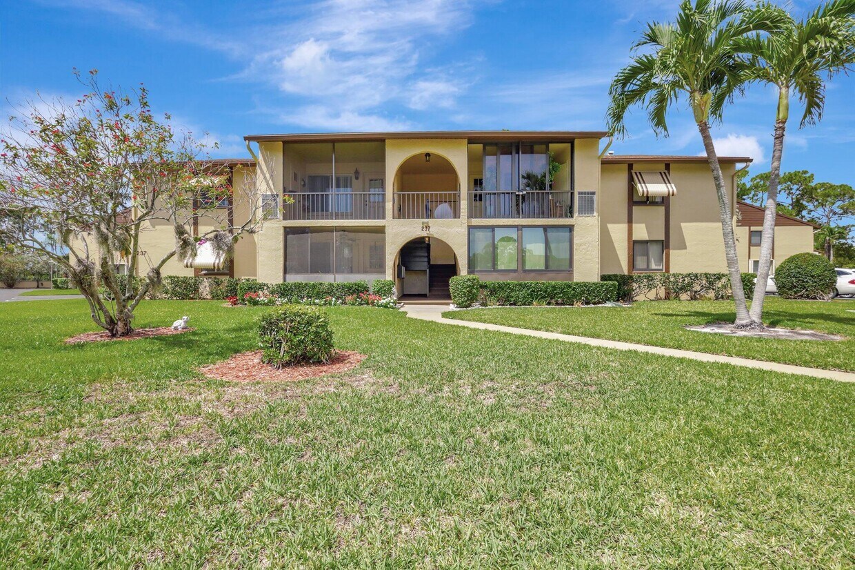 Foto principal - 237 Pine HOV Cir