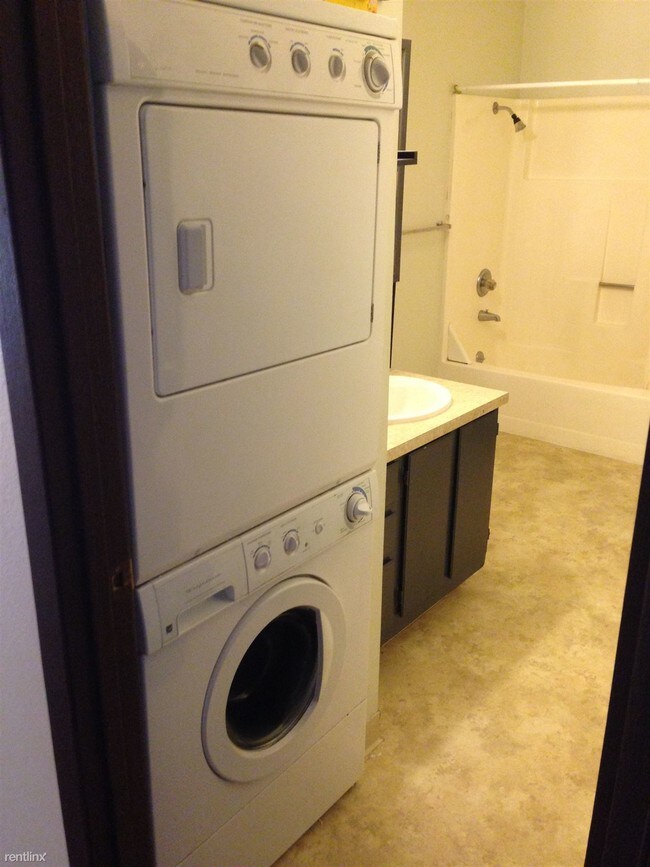 Building Photo - 557 Park St