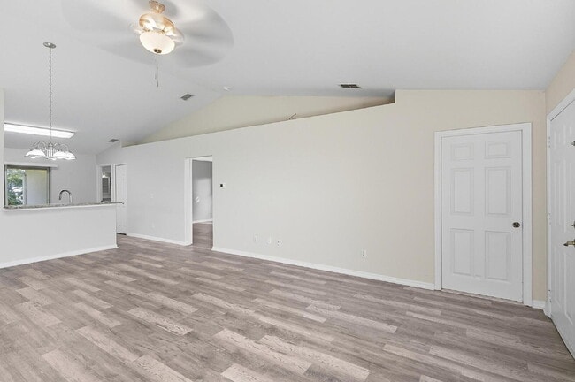 Foto del edificio - Popular Palm Harbor location