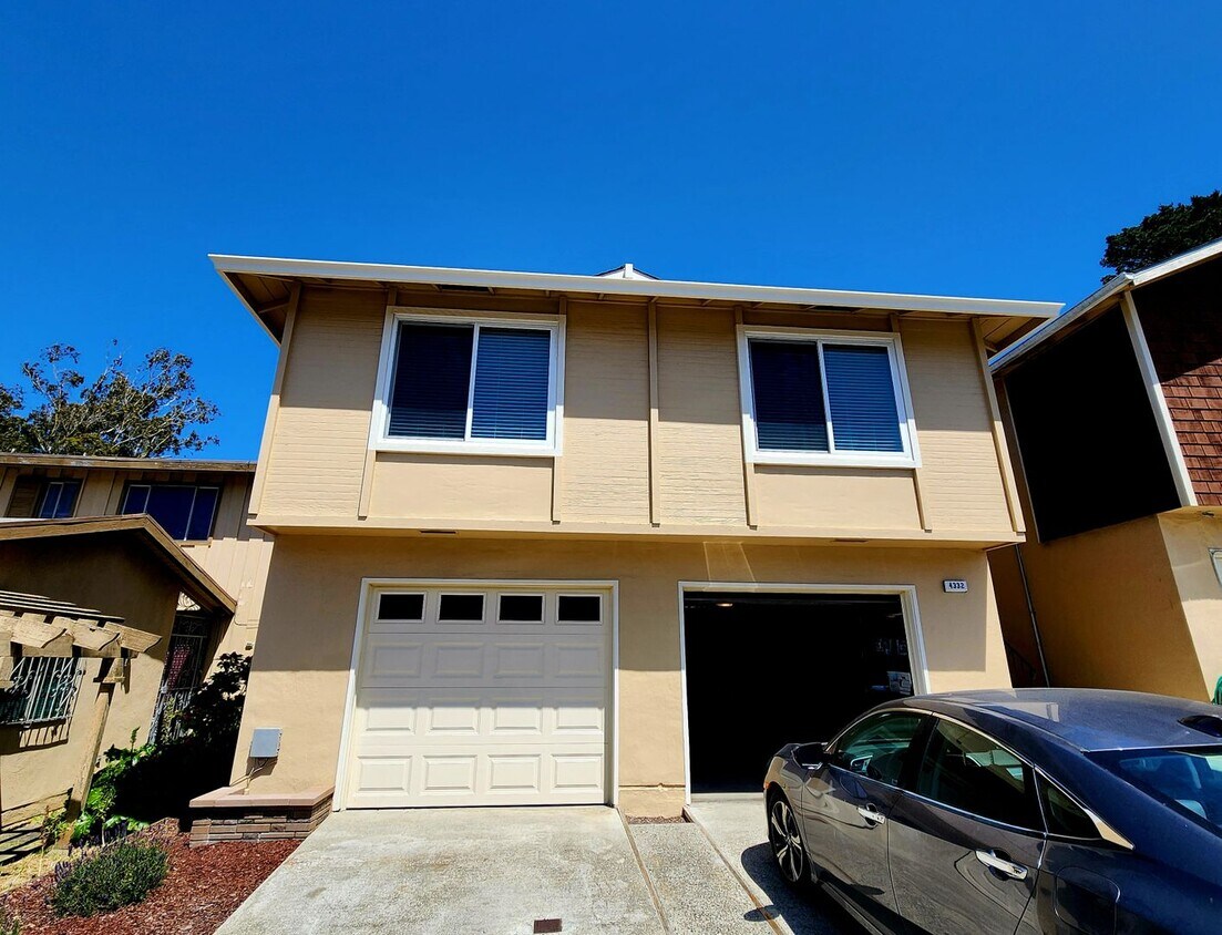 Primary Photo - Lovely 3 bedroom, 2 bath house