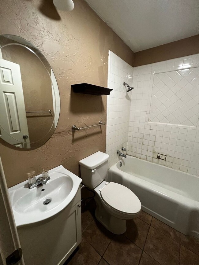 Building Photo - Laughlin-833/835 EN 15th
