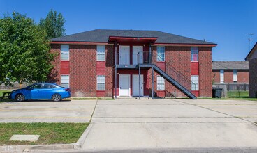 Building Photo - 1601 Benttree Dr