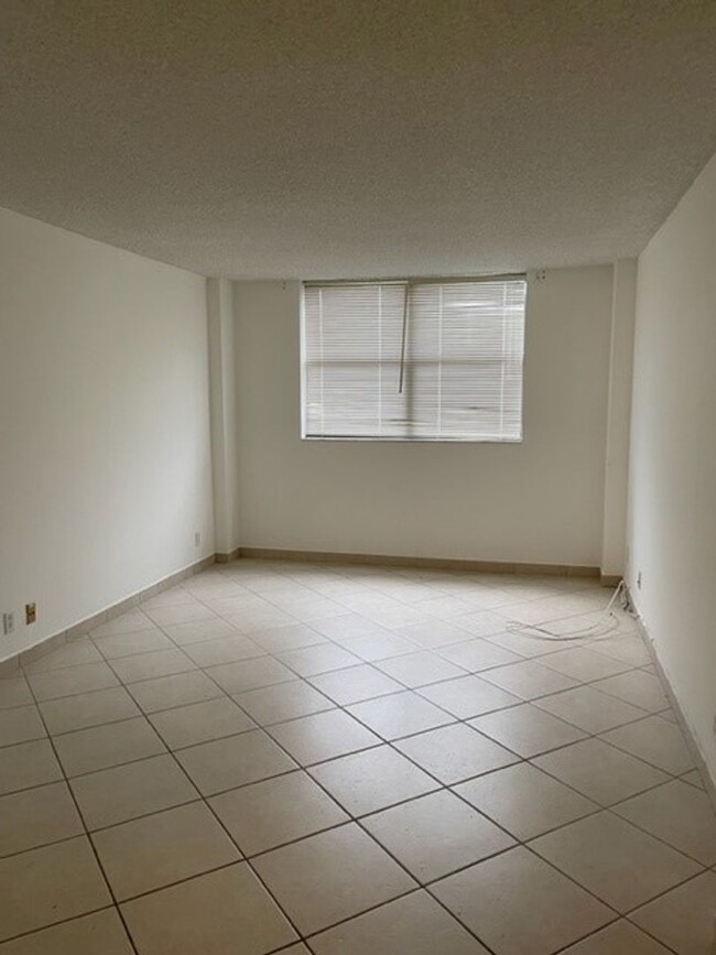 Foto del edificio - Sunny Isles Condo $2200