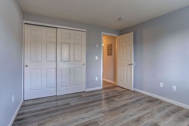Foto del edificio - 2 bedroom 1 bath close to local shops!!