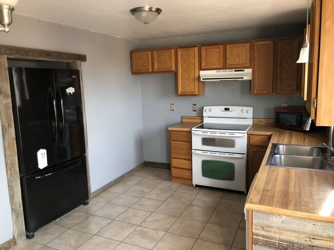 Building Photo - Centrally Located, 2 Bedroom Townhouse w/G...
