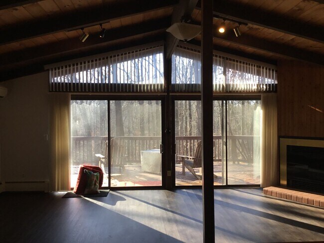 Building Photo - 850 Twin Oaks Dr