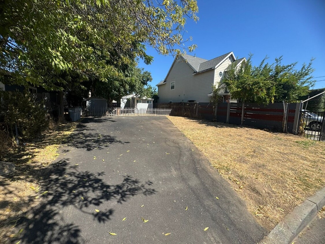 Foto principal - 1 Bedroom 1 Bath Home with a Large Outdoor...